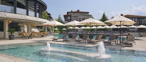 5 outdoor pools, pool umbrellas, pool loungers