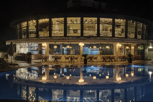 4 restaurants, lunch served