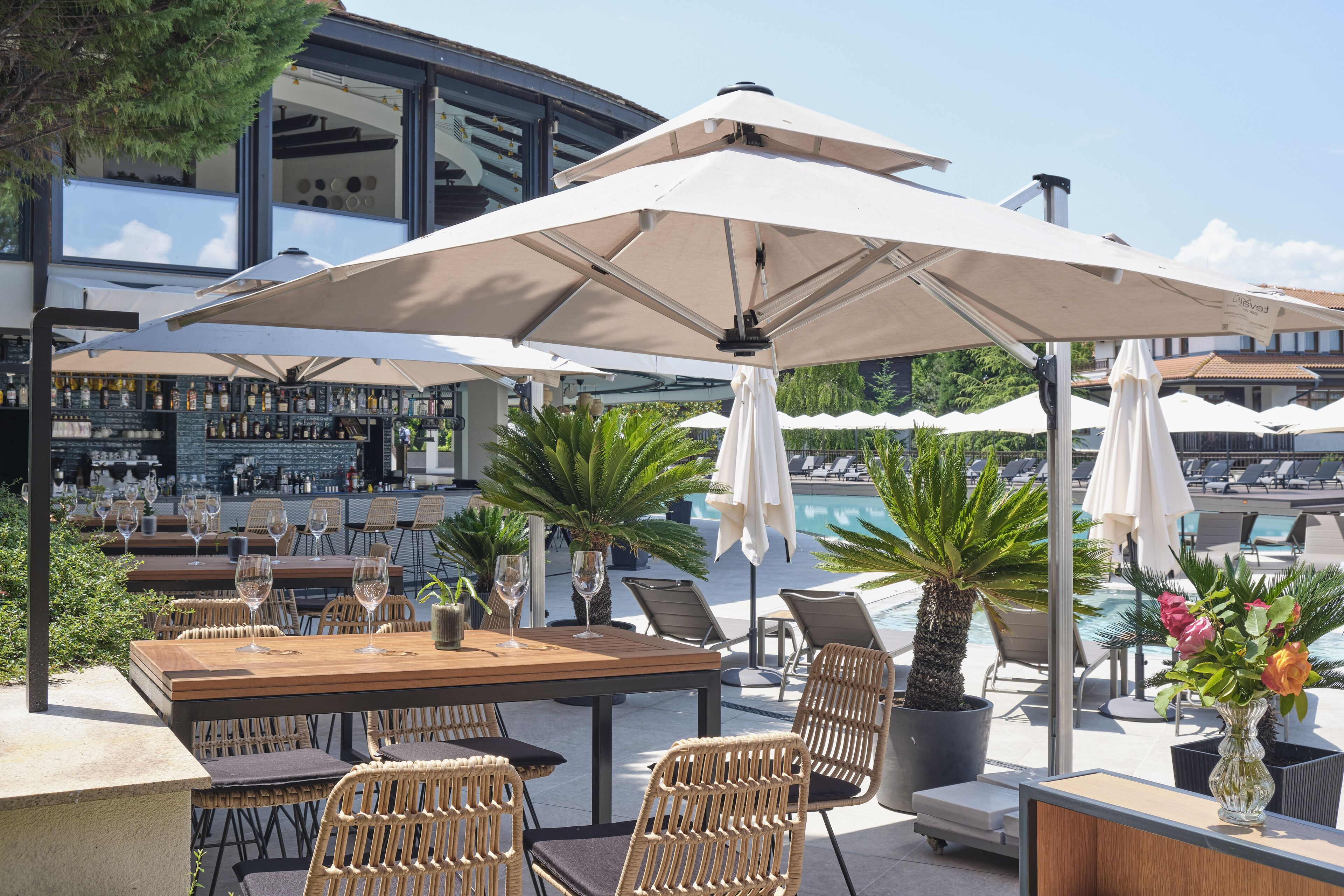 4 restaurants; lunch and dinner served