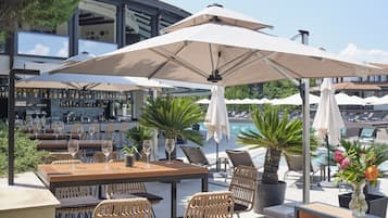 4 restaurants; ze serveren er lunch en diner
