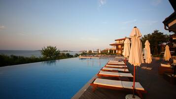 5 outdoor pools, pool umbrellas, sun loungers