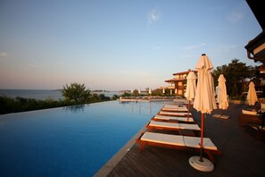 5 outdoor pools, pool umbrellas, pool loungers
