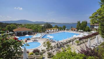5 outdoor pools, pool umbrellas, pool loungers