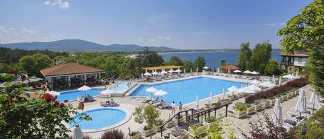 5 ulkouima-allasta, aurinkovarjoja, aurinkotuoleja