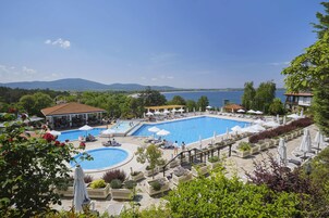 5 piscinas al aire libre, sombrillas, sillones reclinables de piscina