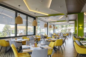 4 restaurants, lunch served