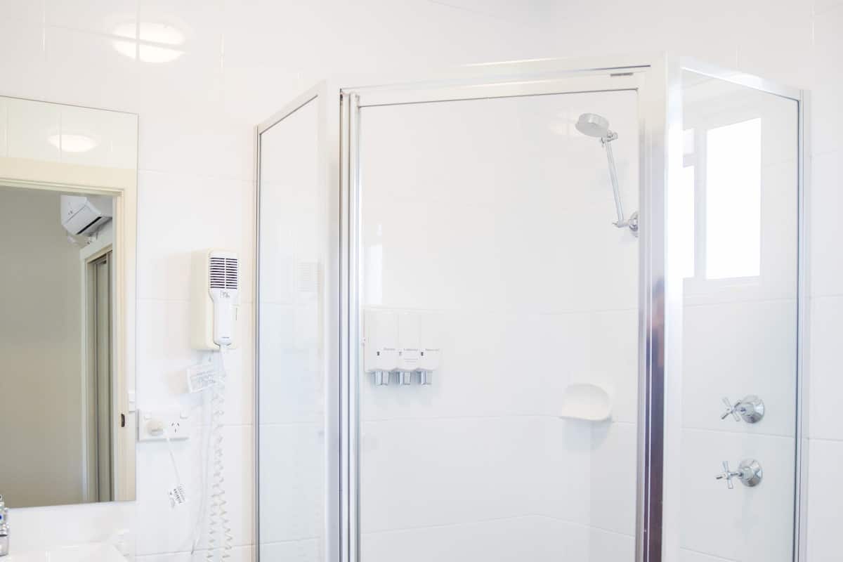 Douche, articles de toilette gratuits, sĂšche-cheveux