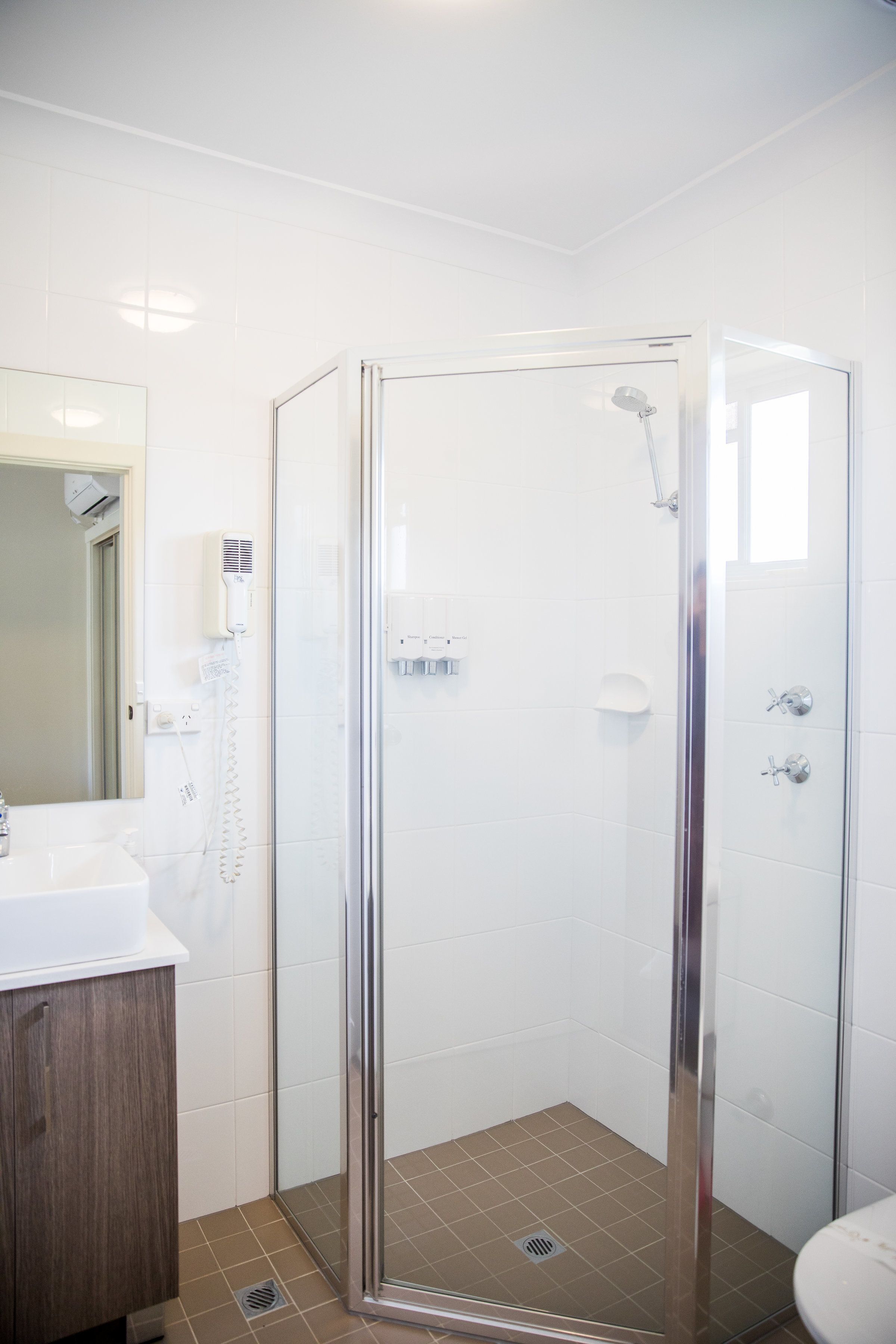 Baño | Regadera, amenidades de baño gratuitas, secadora de cabello, toallas 