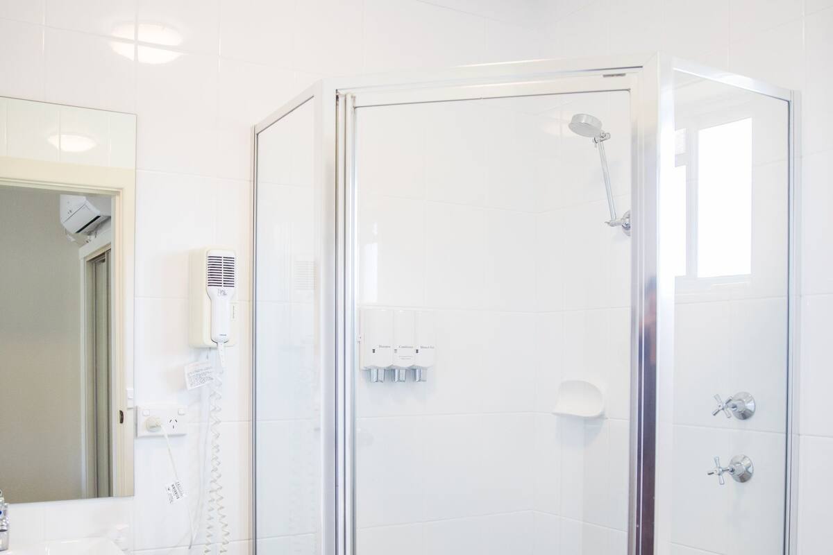 Baño | Regadera, amenidades de baño gratuitas, secadora de cabello, toallas