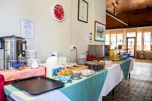Tägliches inbegriffenes kontinentales Frühstück