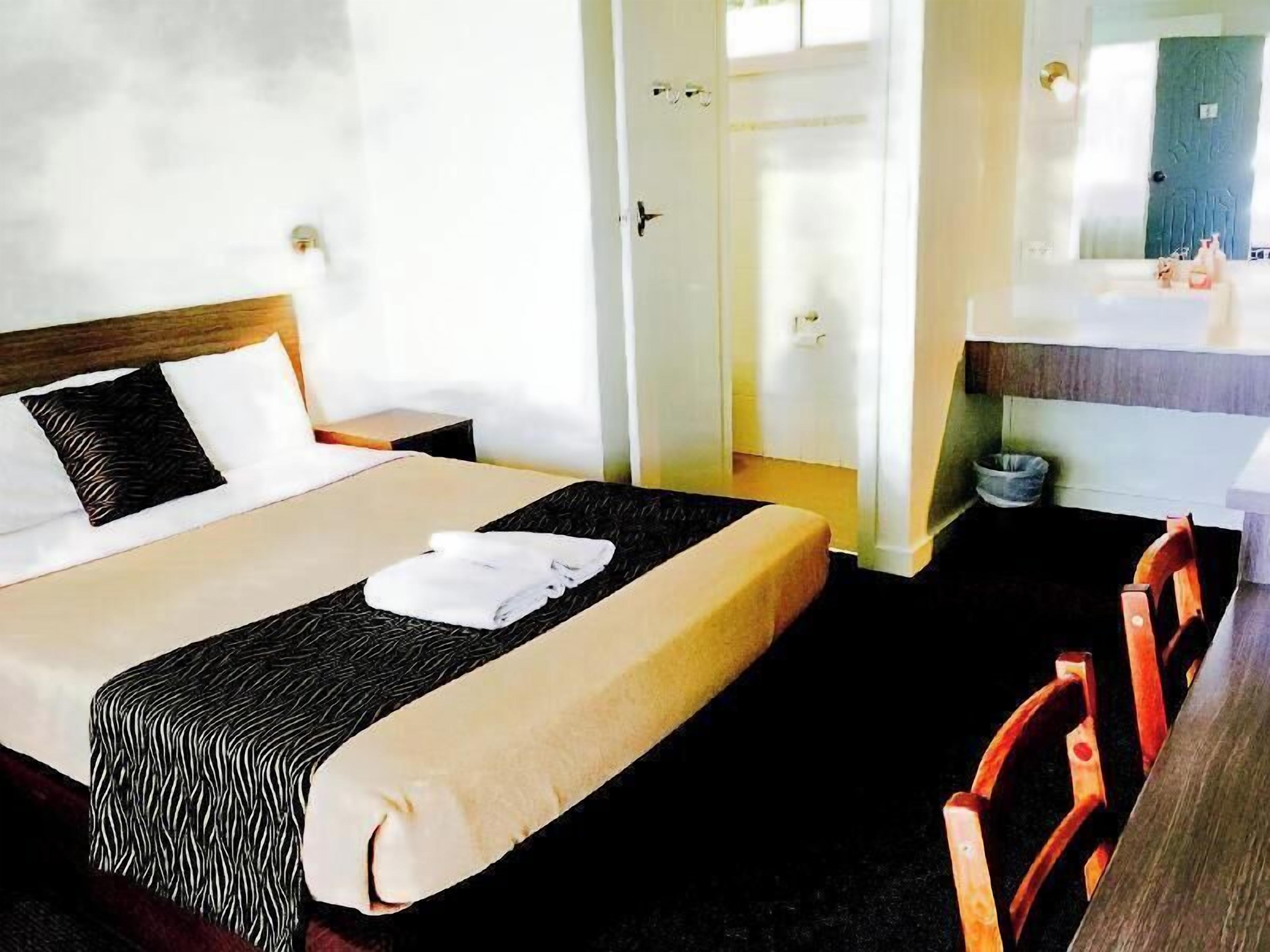 Desk, laptop workspace, iron/ironing board, free WiFi