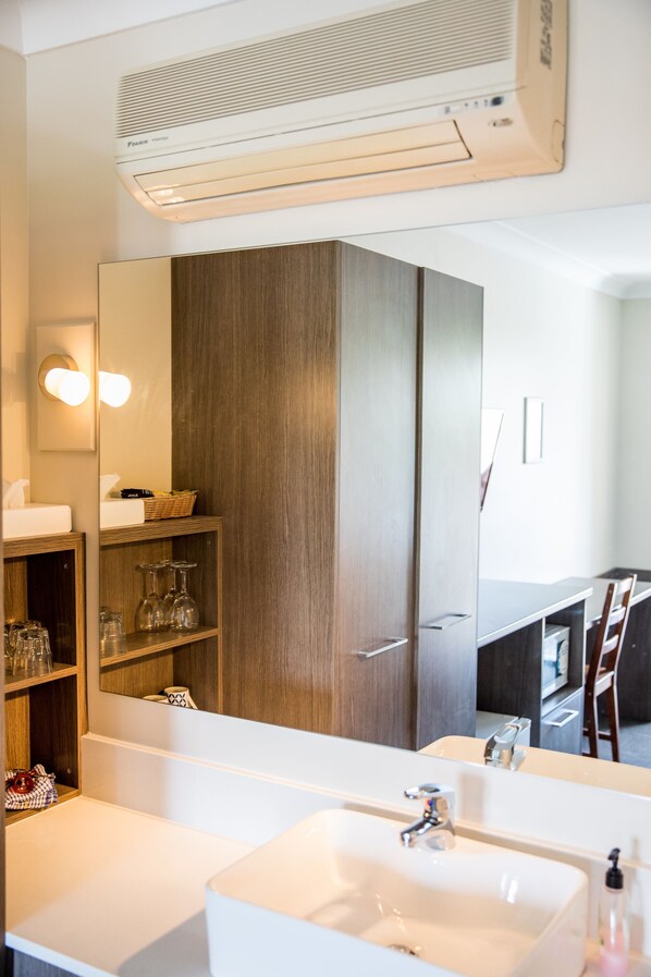 Standard Twin Room | Desk, laptop workspace, iron/ironing board, free WiFi