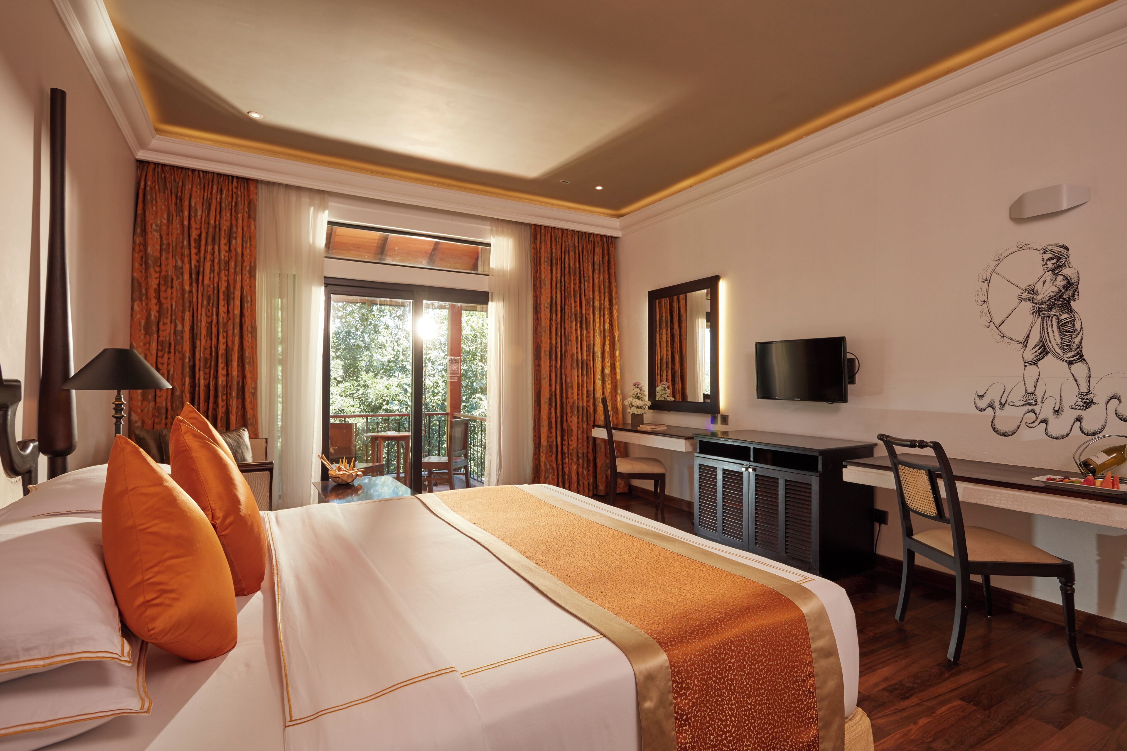 Habitación de hotel con cama, escritorio, silla, televisión y ventana con cortinas.