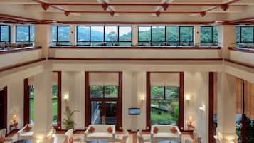 3 bars/lounges, lobby lounge