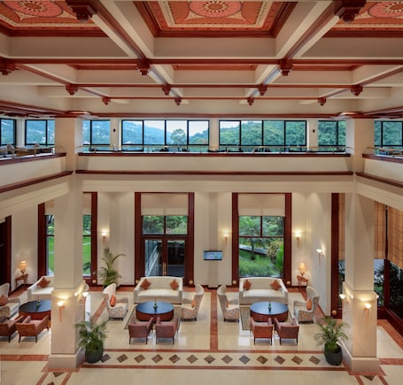 3 bars/lounges, lobby lounge