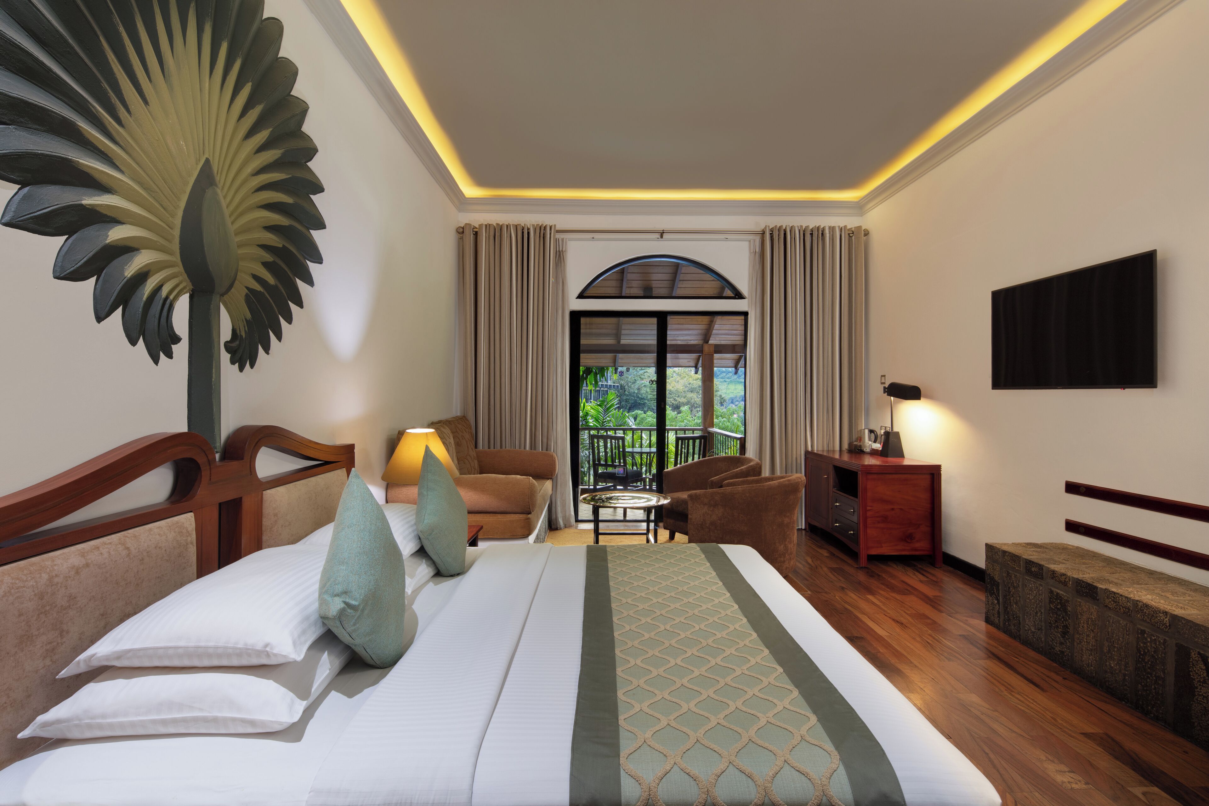 Minibar, caja de seguridad en la habitación y escritorio 