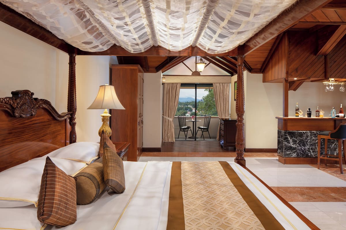 Una habitación de hotel con cama, escritorio y vistas al exterior.