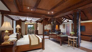 Junior Suite | Minibar, in-room safe, desk, laptop workspace