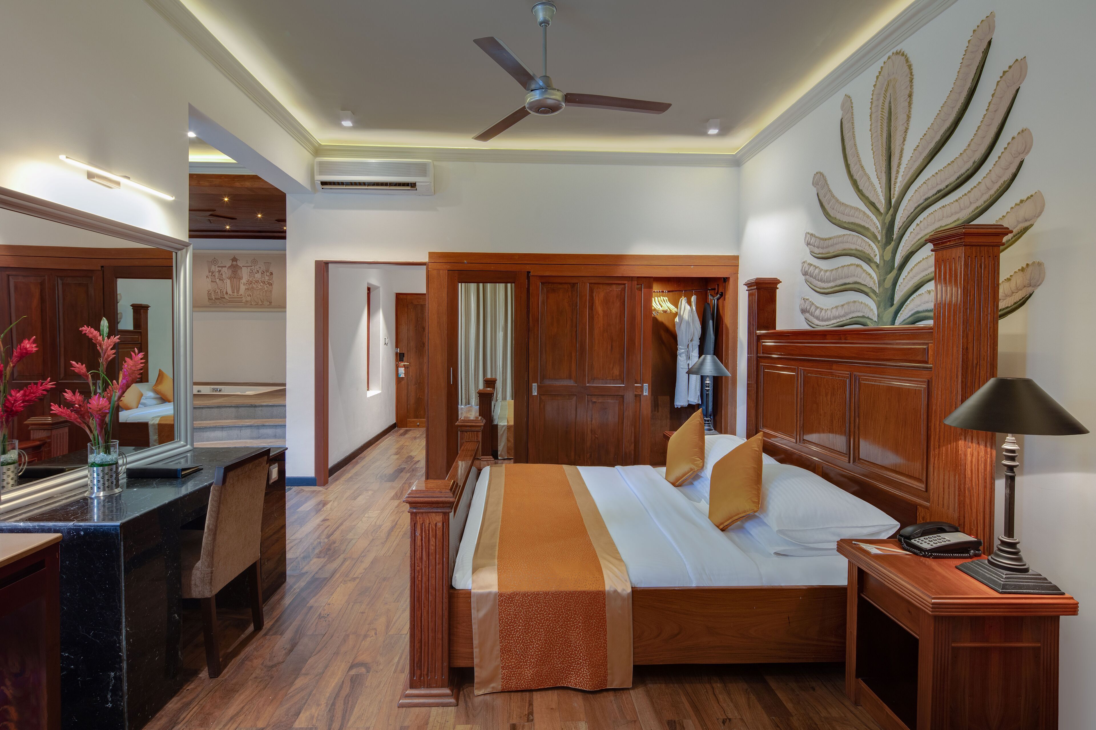 Minibar, caja de seguridad en la habitación y escritorio 