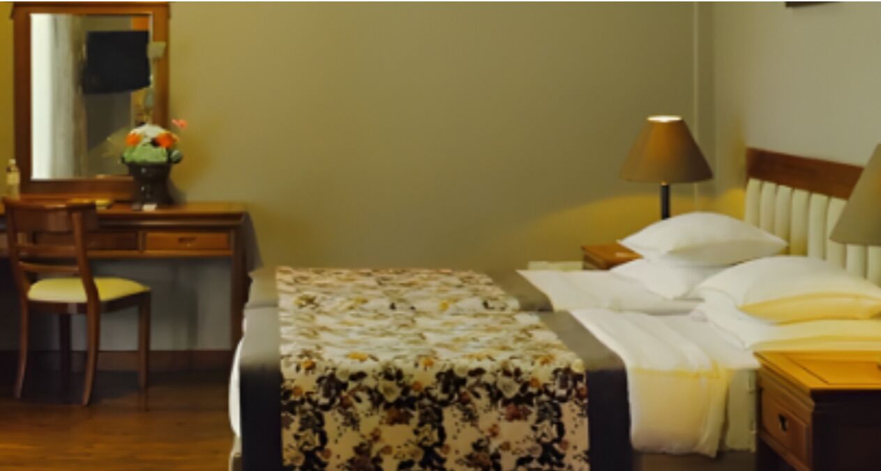 Minibar, caja de seguridad en la habitación y escritorio 