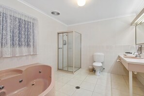 Shower, hair dryer, towels - Bendigo Golden Square Motor Inn (Golden Square)