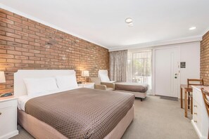 Minibar, Schreibtisch, Verdunkelungsvorhänge, Bügeleisen/Bügelbrett
