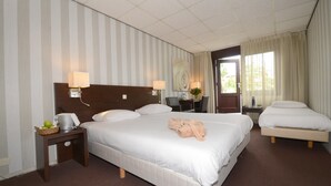 Chambre Triple, balcon | Desk, cribs (surcharge), rollaway beds (surcharge), WiFi (free) - Fletcher Hotel De Zon (Oosterwolde)