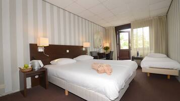 Chambre Triple, balcon | Skrivebord, baby-/barnesenge (tillægsgebyr), ekstra senge (tillægsgebyr)