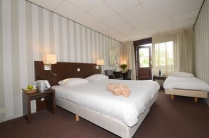 Chambre Triple, balcon | Desk, cribs/infant beds, rollaway beds, free WiFi