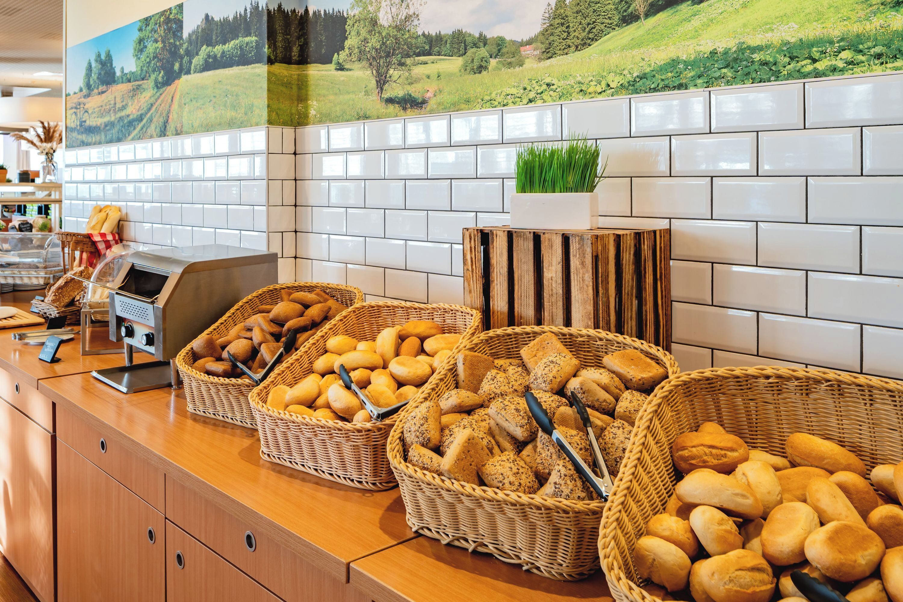 Ein Buffet mit verschiedenen Brokkörben und einer Kaffeemaschine.