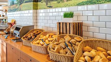 Ein Buffet mit verschiedenen Brokkörben und einer Kaffeemaschine.