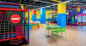 Zona de juegos infantil cubierta