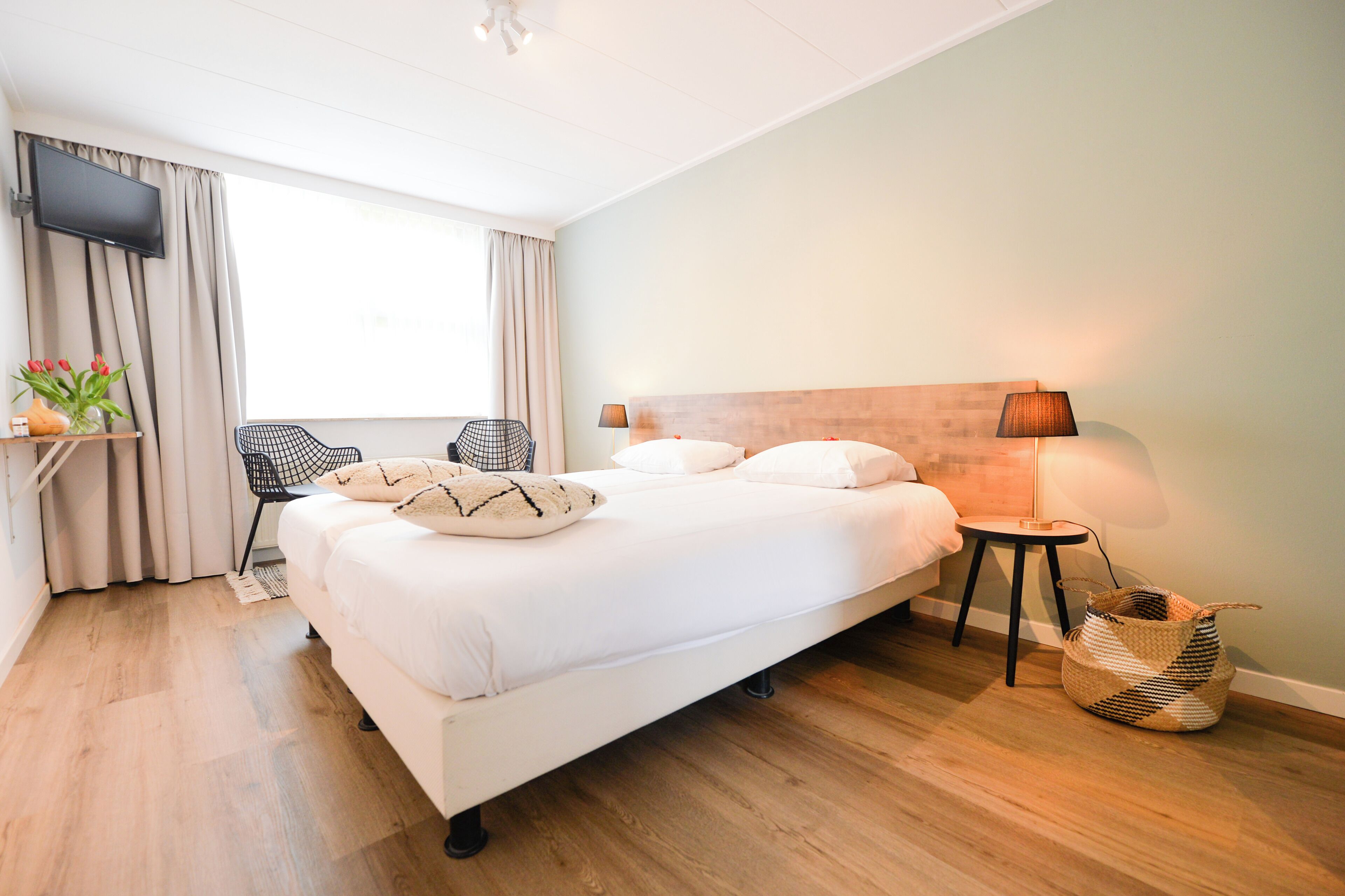 コンフォート ダブルルーム (with Shower) | デスク、WiFi (無料)、アラーム付き時計