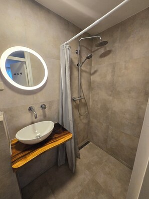 Douche, articles de toilette (gratuits), serviettes fournies