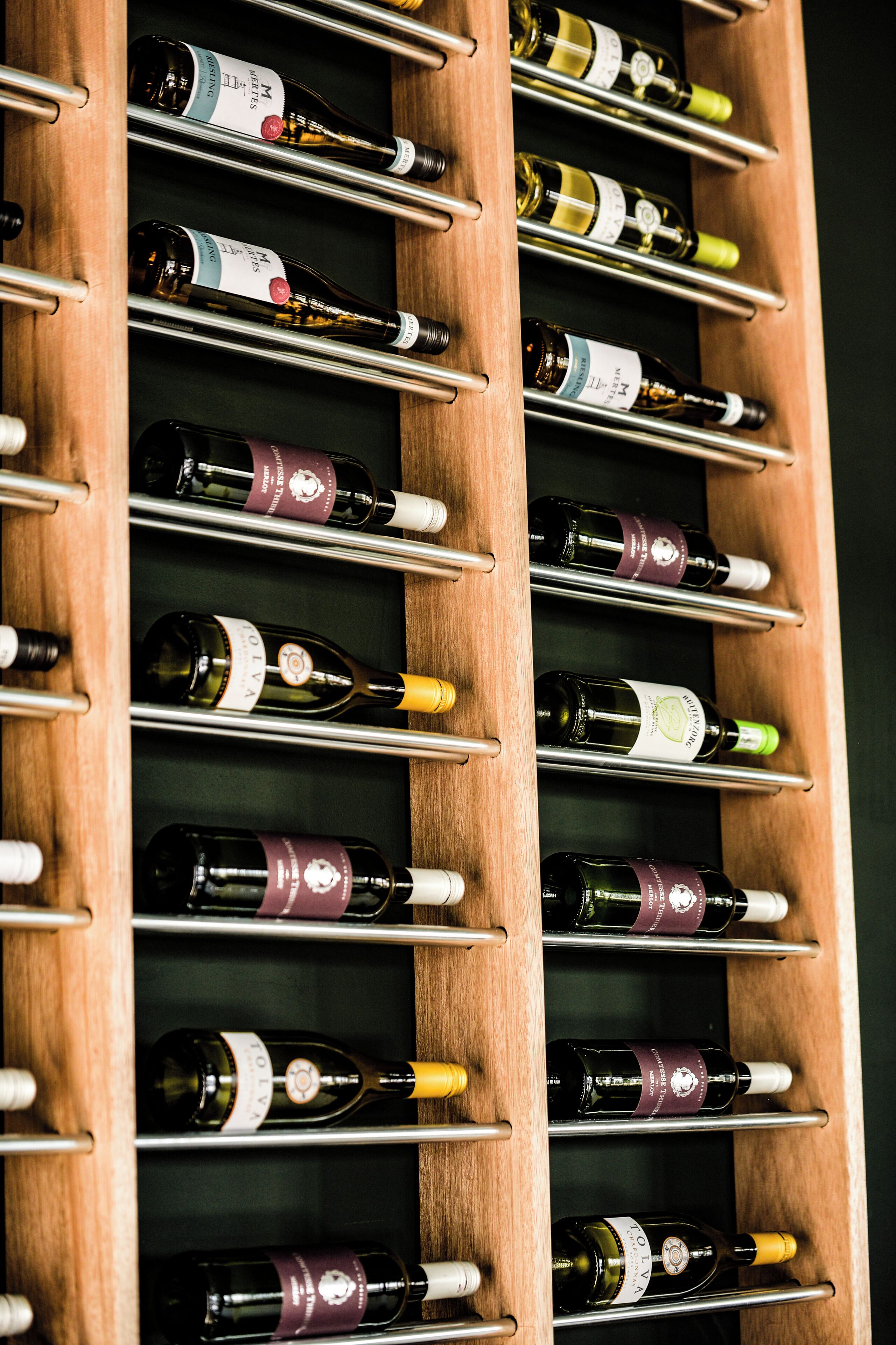 Una botellera con varias botellas de vino.