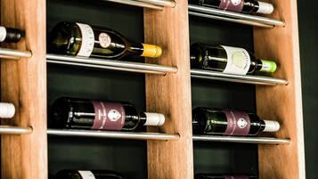 Una botellera con varias botellas de vino.