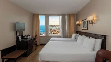 Executive Double or Twin Room | Hypo-allergenic bedding, minibar, in-room safe, desk