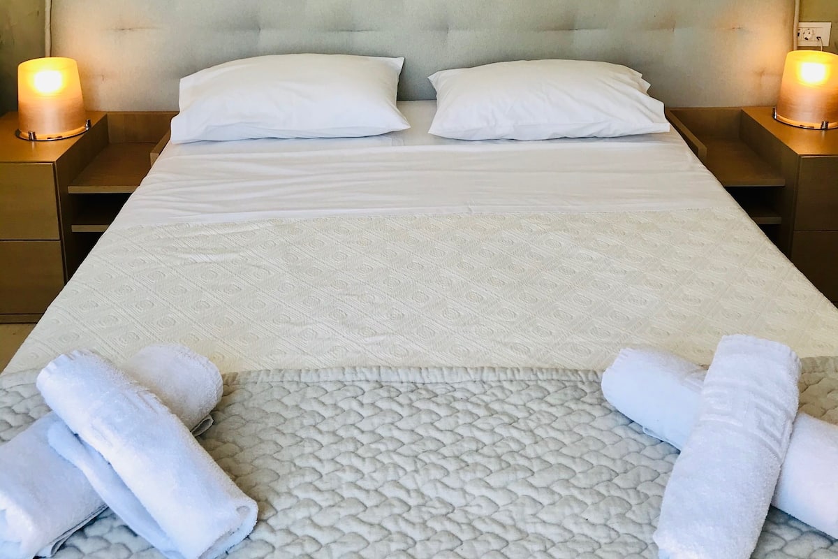Premium Double Room, 1 Double Bed, Partial Sea View | Desk, free WiFi, bed sheets