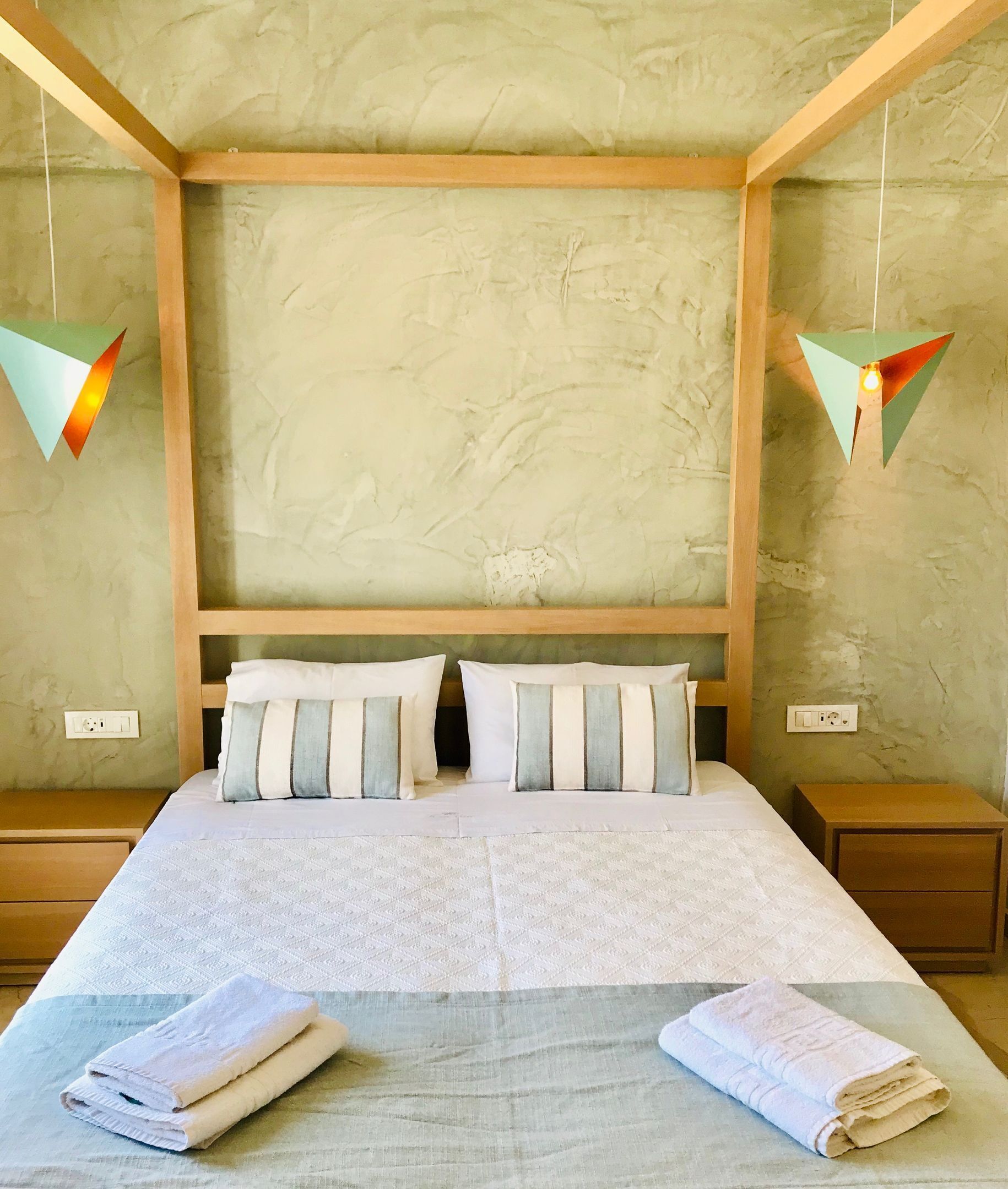 Desk, free WiFi, bed sheets