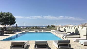 Piscina externa, espreguiçadeiras