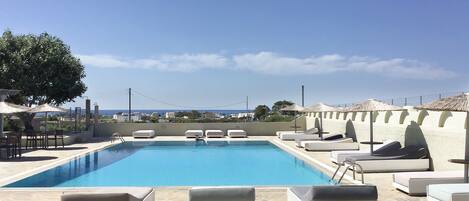 Ulkouima-allas, aurinkotuoleja