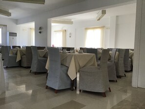 Daily buffet breakfast for a fee - Thera Mare (Santorini)