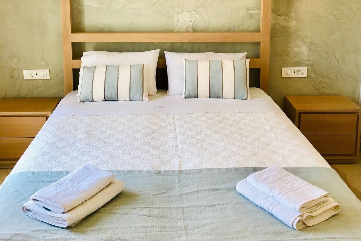 Desk, free WiFi, bed sheets