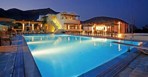 Outdoor pool, sun loungers - Thera Mare (Santorini)