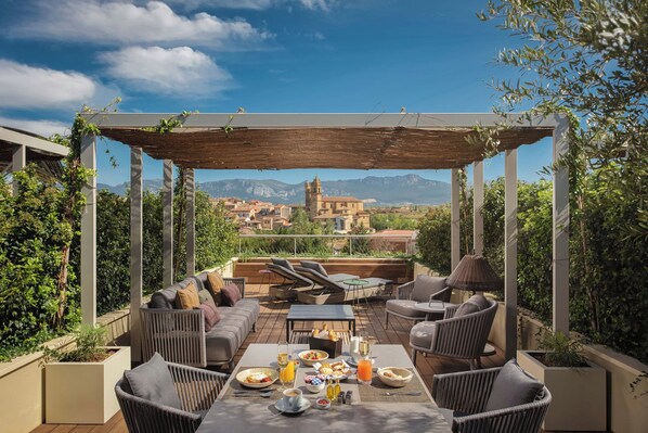 Premium Room, 1 King Bed, Terrace