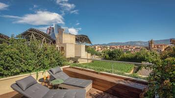 Premium Room, 1 King Bed, Terrace | Frette Italian sheets, premium bedding, down comforters, pillowtop beds