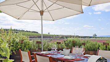 2 restaurantes; se sirven desayunos, almuerzos, cenas y cocina española