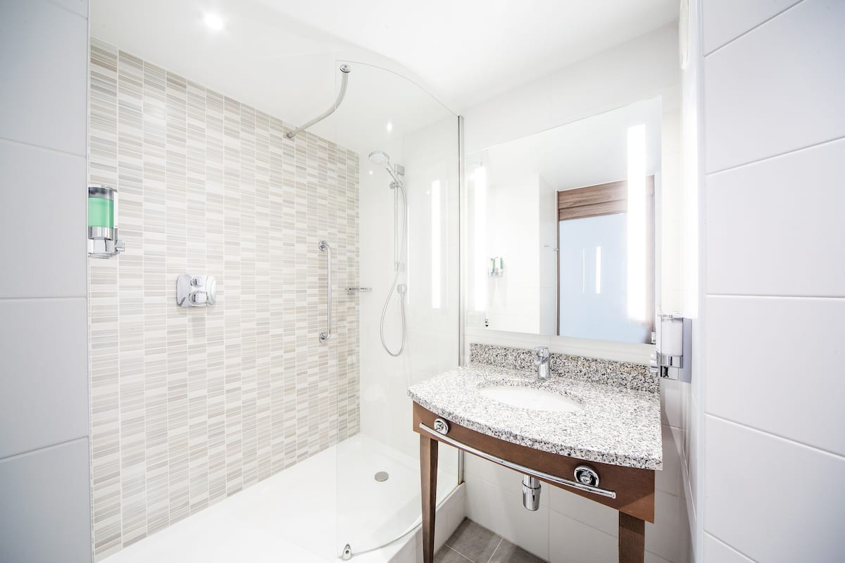 shower, free toiletries, hair dryer, towels