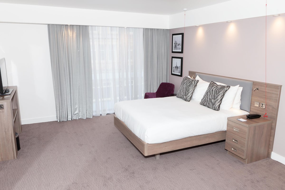 ห้องพัก, เตียงควีนไซส์ 1 เตียง, พร้อมสิ่งอำนวยความสะดวกสำหรับผู้พิการ | บริเวณนั่งเล่น | ทีวีจอแบน 40 นิ้ว พร้อมช่องดิจิตอล, ทีวี
