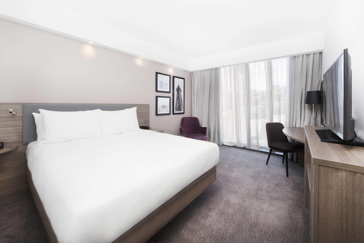 Caja de seguridad en la habitación y escritorio